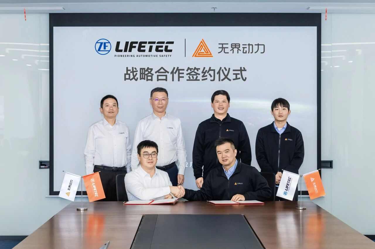 ZF LIFETEC与无界动力战略合作具身智能机器人助力汽车制造升级