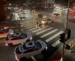 自动驾驶遇红绿灯瘫痪原地罢工，特斯拉FSD对比显差距