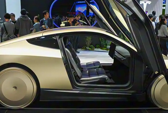 无方向盘设计 曝特斯拉Cybercab路试谍照