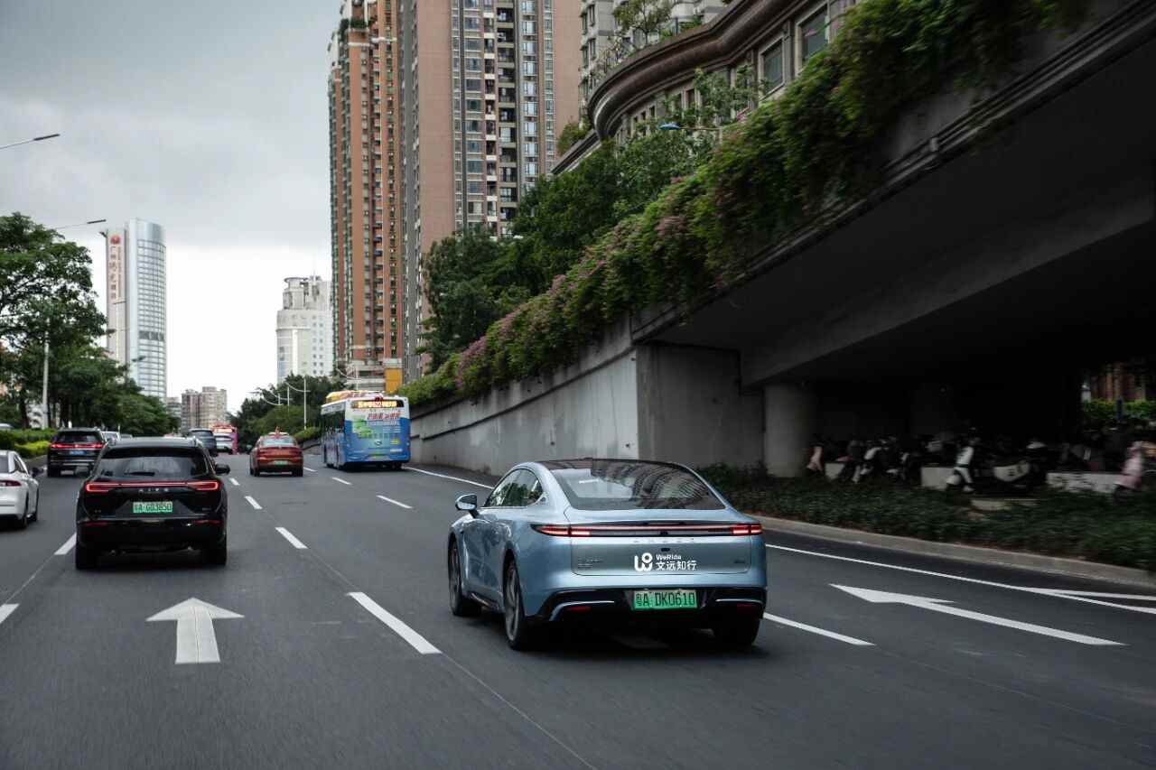 这场智能驾驶“暗战”，谁将主导终局？